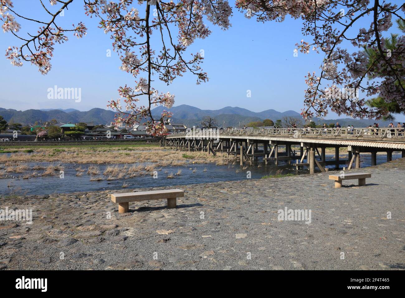KYOTO, JAPON - 17 AVRIL 2012 : les gens visitent Arashiyama à Kyoto, Japon. Arashiyama est un lieu national désigné de beauté panoramique et site historique Banque D'Images