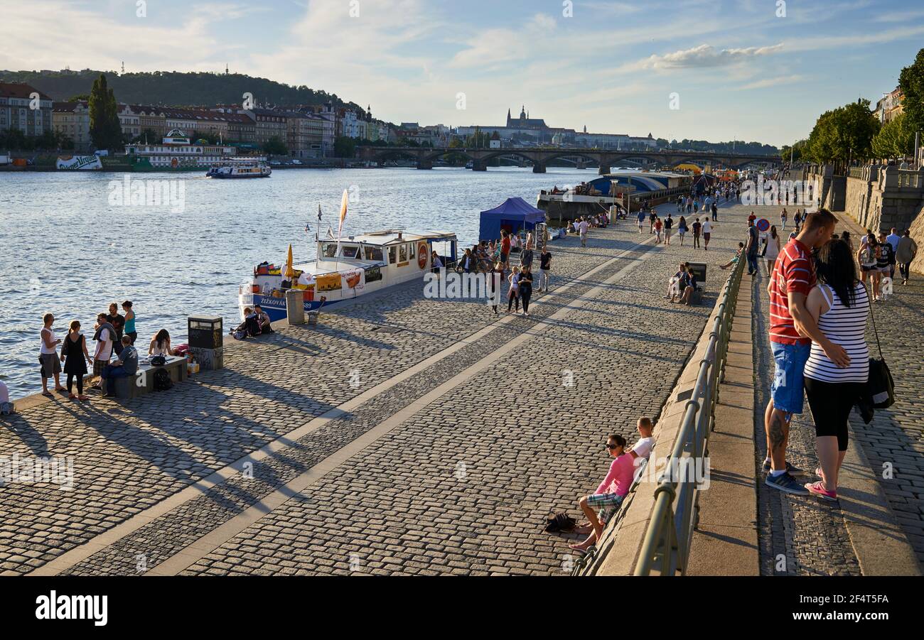 Géographie / Voyage, Tchéquie, Prague, au bord de la Vltava, Additional-Rights-Clearance-Info-non-disponible Banque D'Images