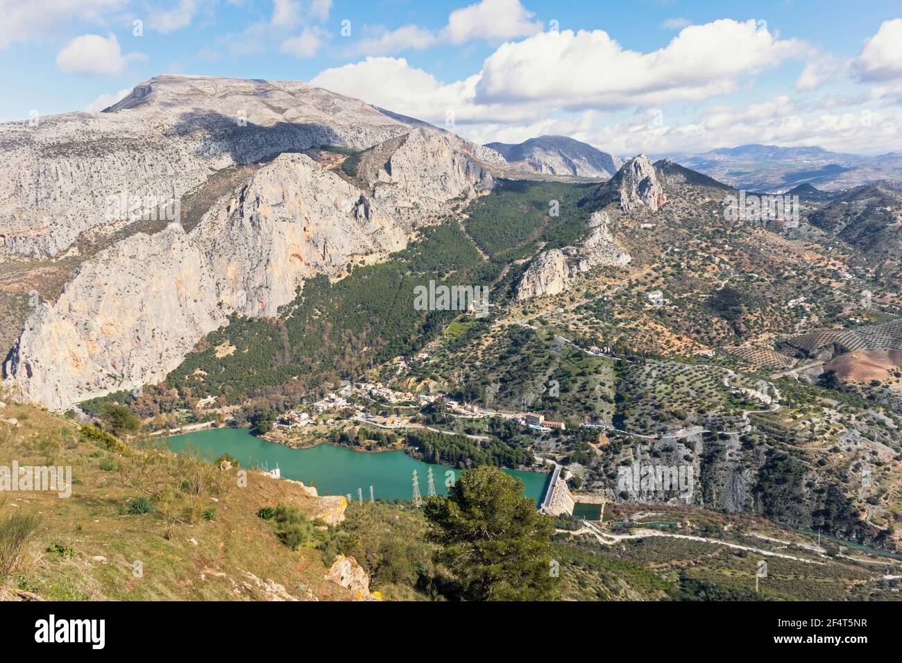 El Chorro, province de Malaga, Andalousie, sud de l'Espagne. Vue sur le barrage hydroélectrique El Chorro depuis Mirador de la Encantada. Banque D'Images