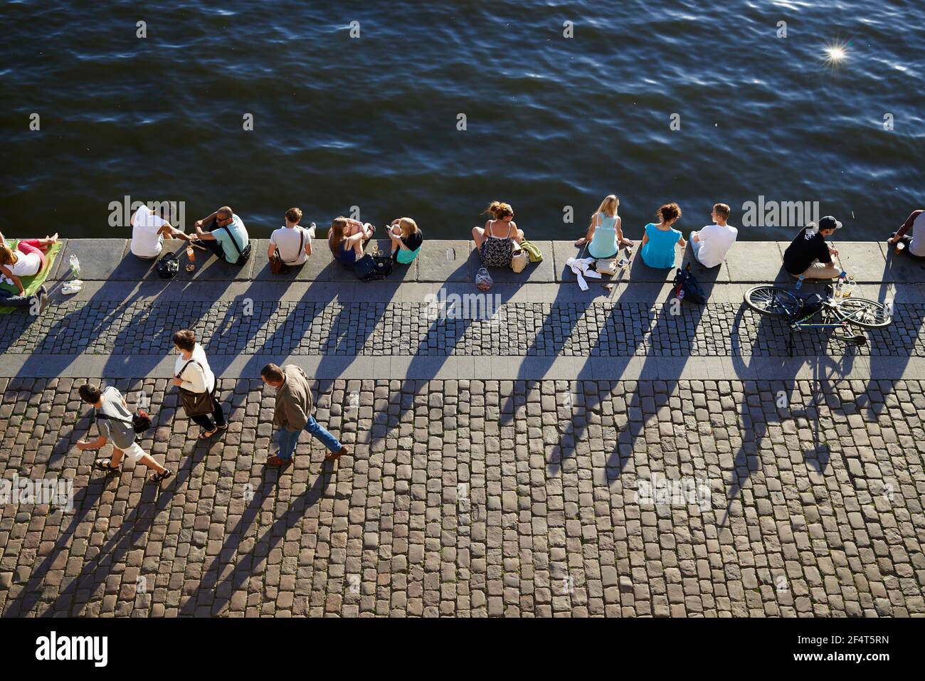 Géographie / Voyage, Tchéquie, Prague, jeunes assis au bord de l'eau, Additional-Rights-Clearance-Info-not-available Banque D'Images