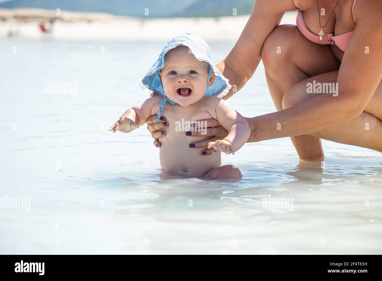 Jeune Femme En Maillot De Bain Et Sa Fille Petite Fille De Bebe Ont Du Plaisir Sur L Argile Blanche De Cratere Turquoise Lac Salda Golu Turquie Photo Stock Alamy Jeune Femme En Maillot De Bain Et Sa Fille Petite Fille De Bebe Ont Du Plaisir Sur L Argile Blanche De Cratere Turquoise Lac Salda Golu Turquie Photo Stock Alamy