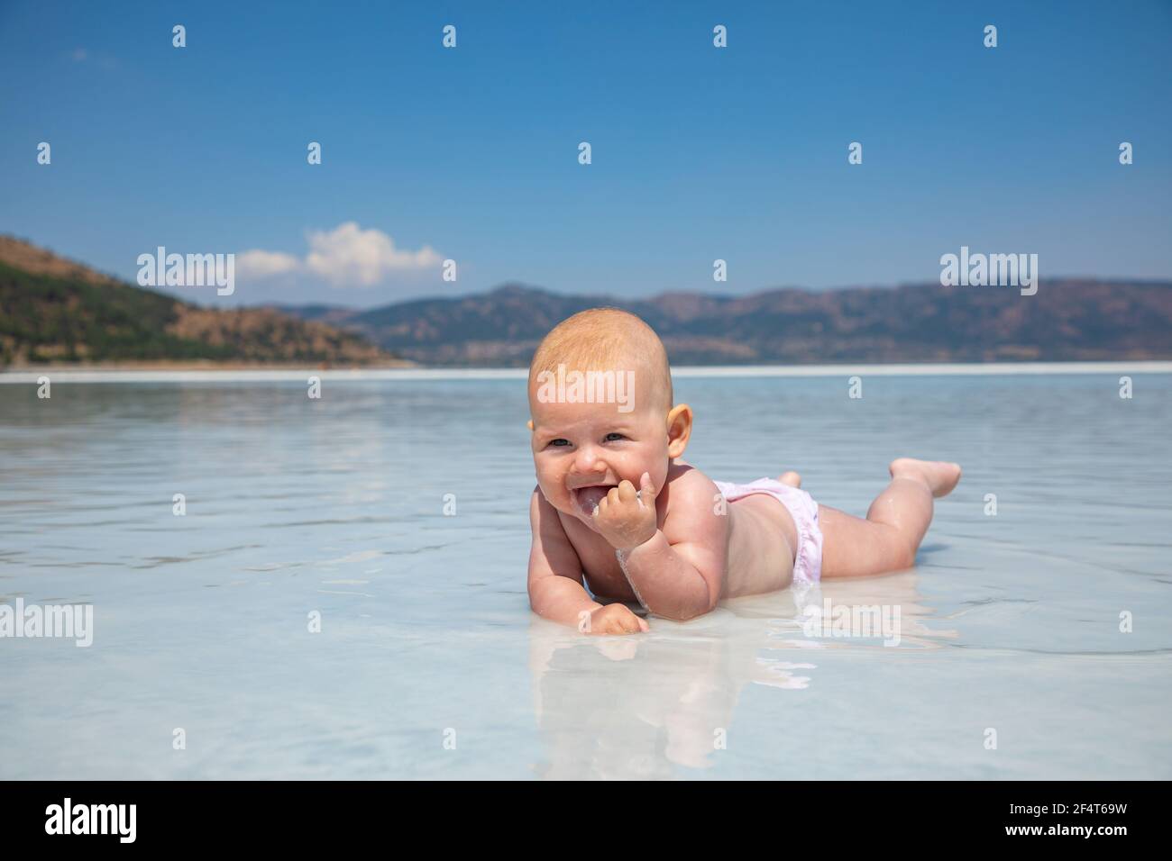 Bebe Fille En Costume De Bain Rose Est Pose Sur L Argile Blanche De Cratere Turquoise Lac Salda Golu Turquie Photo Stock Alamy Bebe Fille En Costume De Bain Rose Est Pose Sur L Argile Blanche De Cratere Turquoise Lac Salda Golu Turquie Photo Stock Alamy
