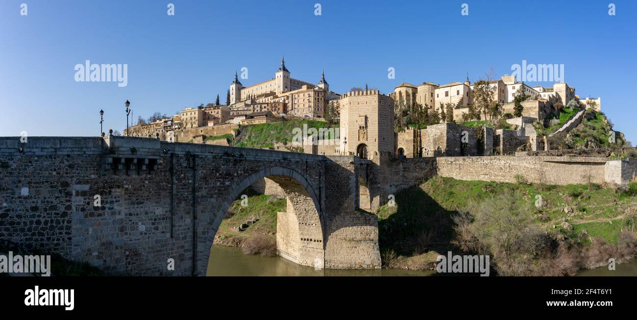 Vue sur la ville espagnole historique de Tolède Le Tage avec le pont romain au premier plan Banque D'Images