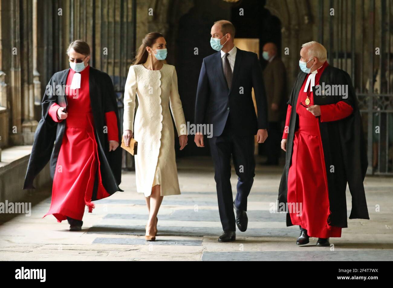 Le duc et la duchesse de Cambridge (au centre) avec le doyen de Westminster le très révérend Dr David Hoyle (à droite) et Paul Baumann, Receveur général et commis de Chapitre, arrivent pour une visite au centre de vaccination à Westminster Abbey, Londres, Rendre hommage aux efforts de ceux qui participent au déploiement du vaccin Covid-19. Date de la photo: Mardi 23 mars 2021. Banque D'Images