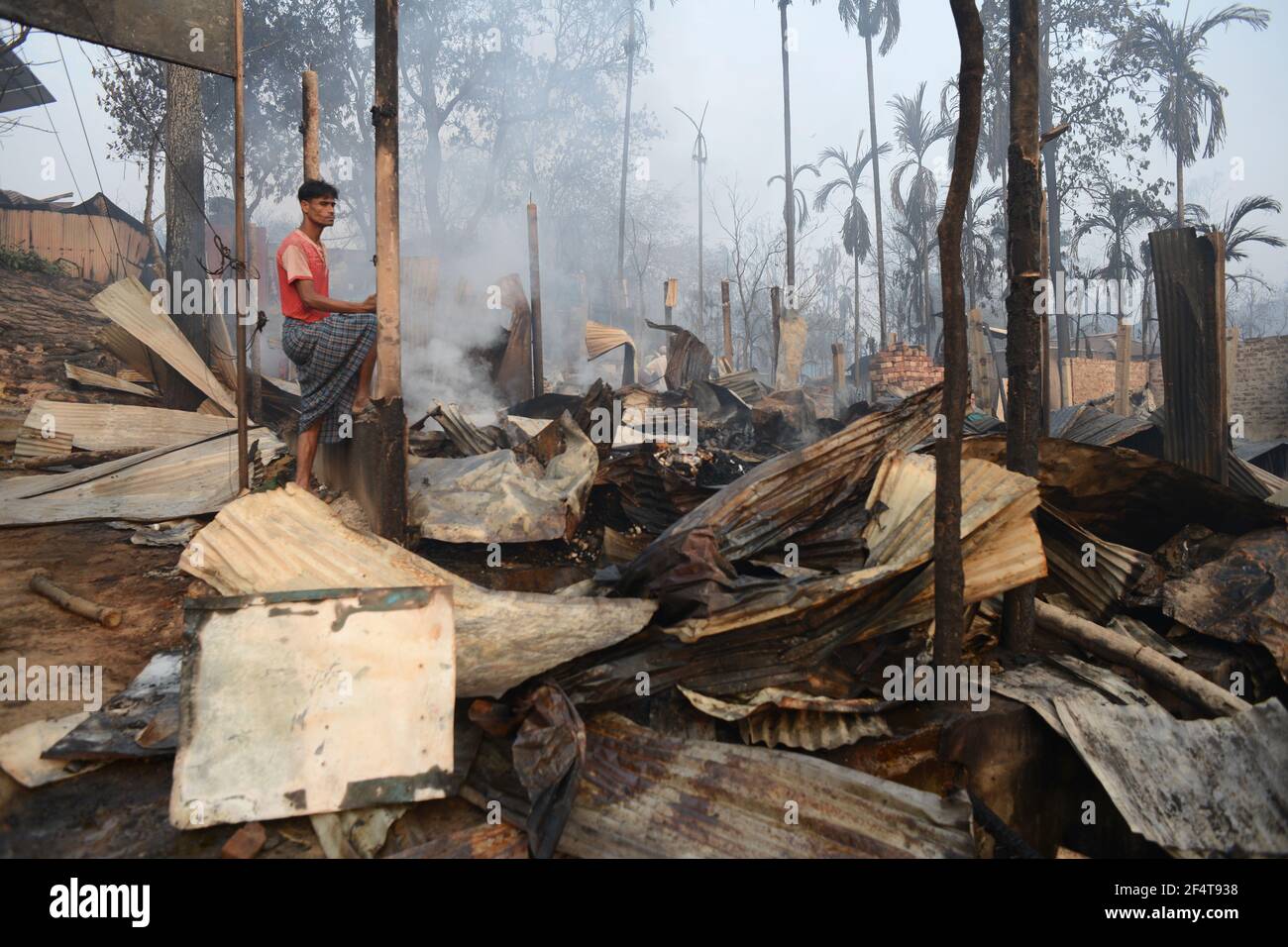 Un incendie massif détruit environ 10,000 foyers et 15 tués le lundi 22 mars dans le camp de réfugiés de Rohingya, à Cox'x BCox's Bazar, au Bangladesh Banque D'Images