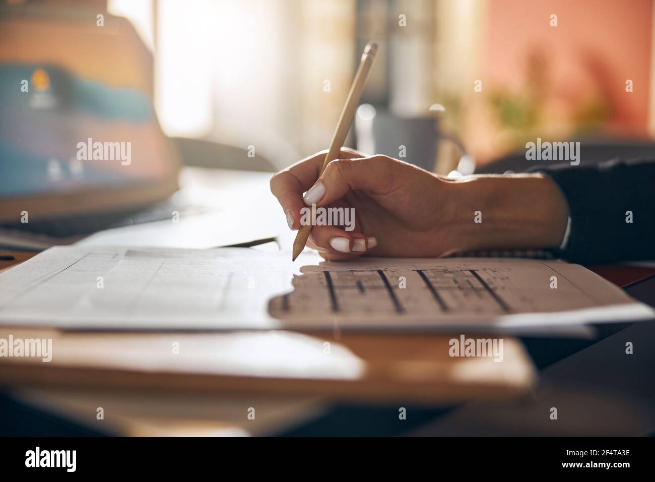 Ingénieur modifiant un plan de maison à l'aide d'un crayon Banque D'Images