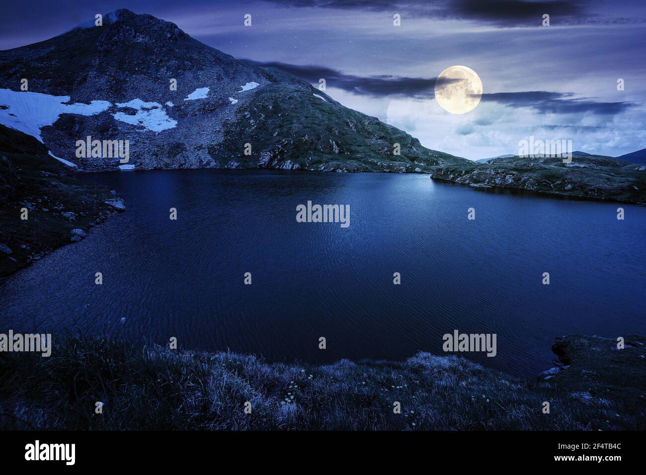 paysage d'été avec lac à haute altitude la nuit. magnifique paysage de fagaras crête de montagne en été. vue ouverte sur le pic lointain en dessous Banque D'Images paysage d'été avec lac à haute altitude la nuit. magnifique paysage de fagaras crête de montagne en été. vue ouverte sur le pic lointain en dessous Banque D'Images