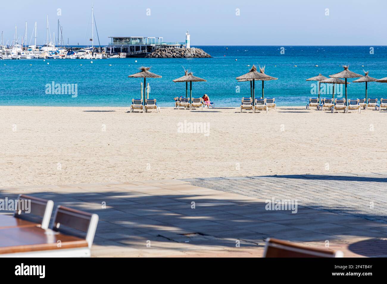 Plage Playa del Castillo avec parasols en paille à Caleta de Fuste, Fuerteventura, îles Canaries, Espagne, Banque D'Images