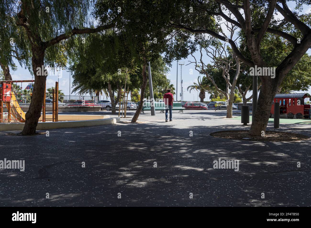 Zone ombragée sous les arbres avec aire de jeux pour enfants sur la Plaza de Espana, Santa Cruz, Tenerife, les îles Canaries, Espagne Banque D'Images