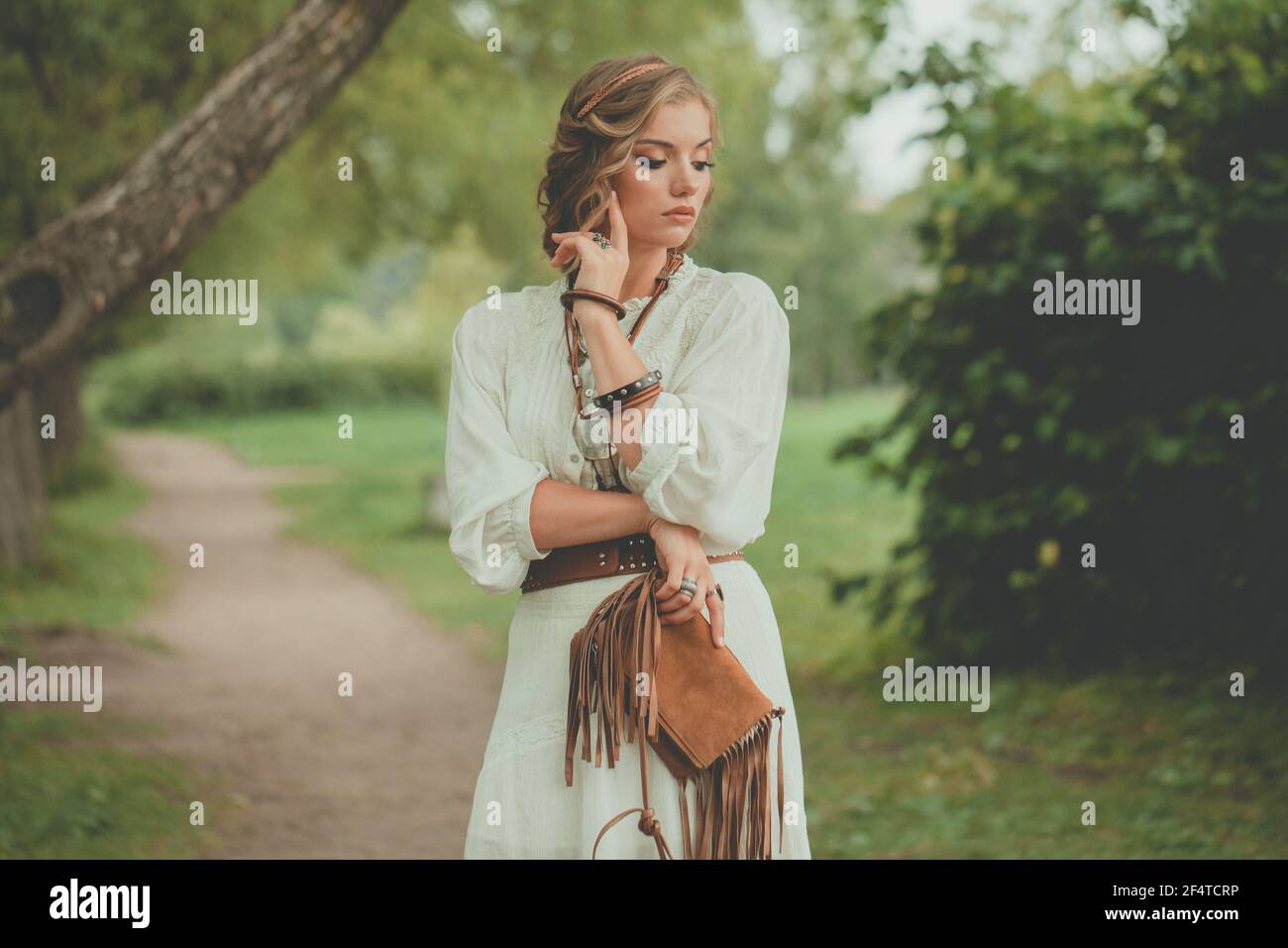 Mignonne modèle de mode femme dans le style bohème robe posant à l'extérieur Banque D'Images