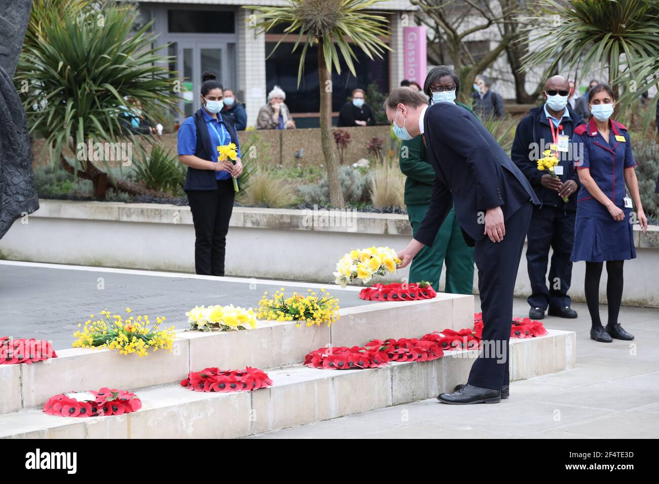 Sir Simon Stevens, directeur général du NHS en Angleterre, place des fleurs à la statue de l'infirmière de guerre de Crimée Mary Seacole dans le cadre d'une cérémonie pour observer une minute de silence à l'hôpital St Thomas, dans le centre de Londres, Au cours de la Journée nationale de réflexion sur l'anniversaire du premier confinement à l'échelle nationale pour prévenir la propagation du coronavirus. Date de la photo: Mardi 23 mars 2021. Banque D'Images