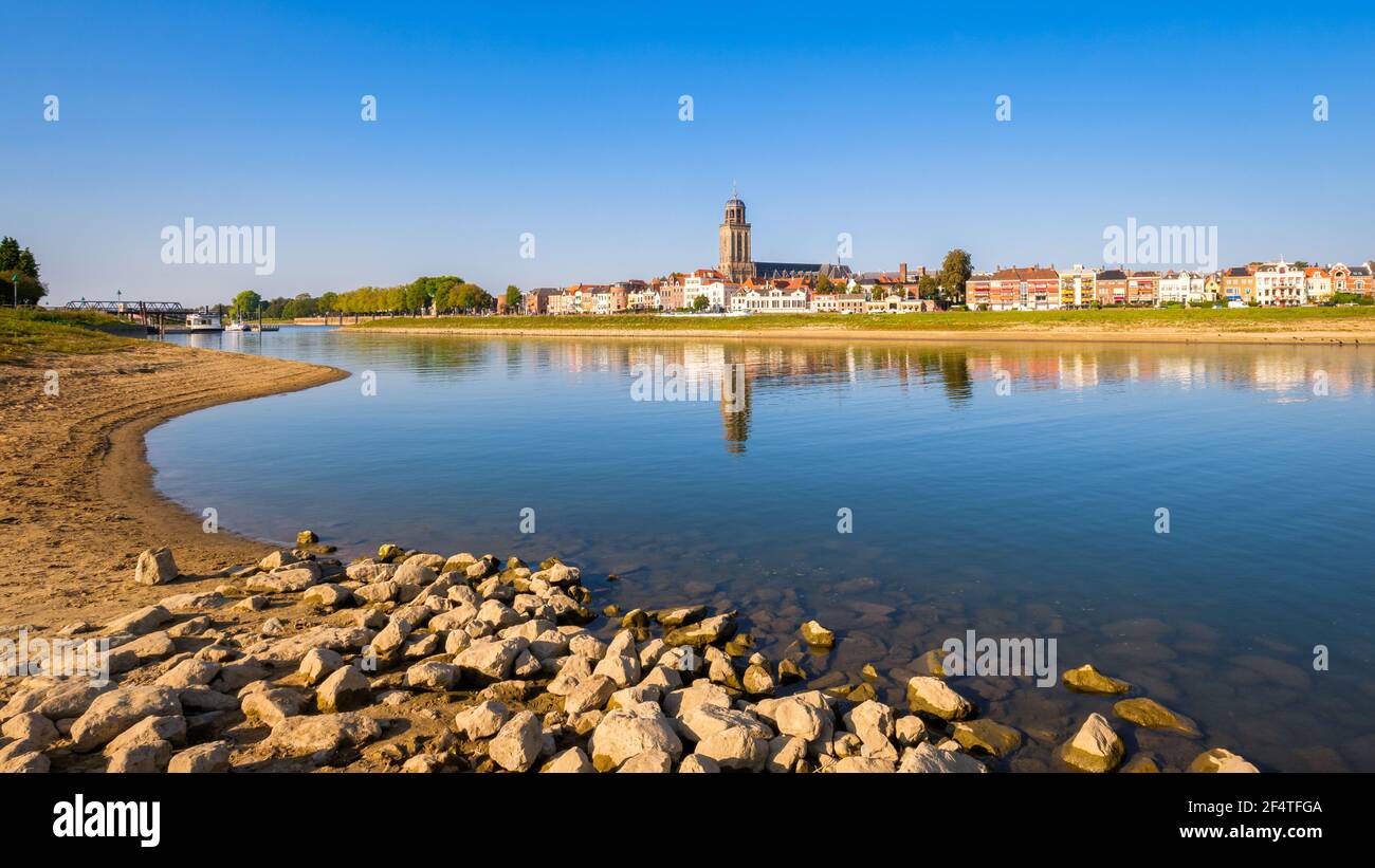 Coucher de soleil sur la magnifique ville hollandaise Hanze de Deventer. Il est situé le long de la rivière IJssel et se trouve dans la partie orientale des pays-Bas Banque D'Images