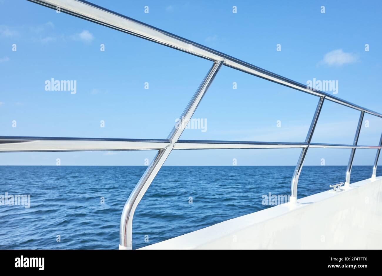 Garde-corps en acier inoxydable côté bateau, par beau temps, mise au point  sélective Photo Stock - Alamy