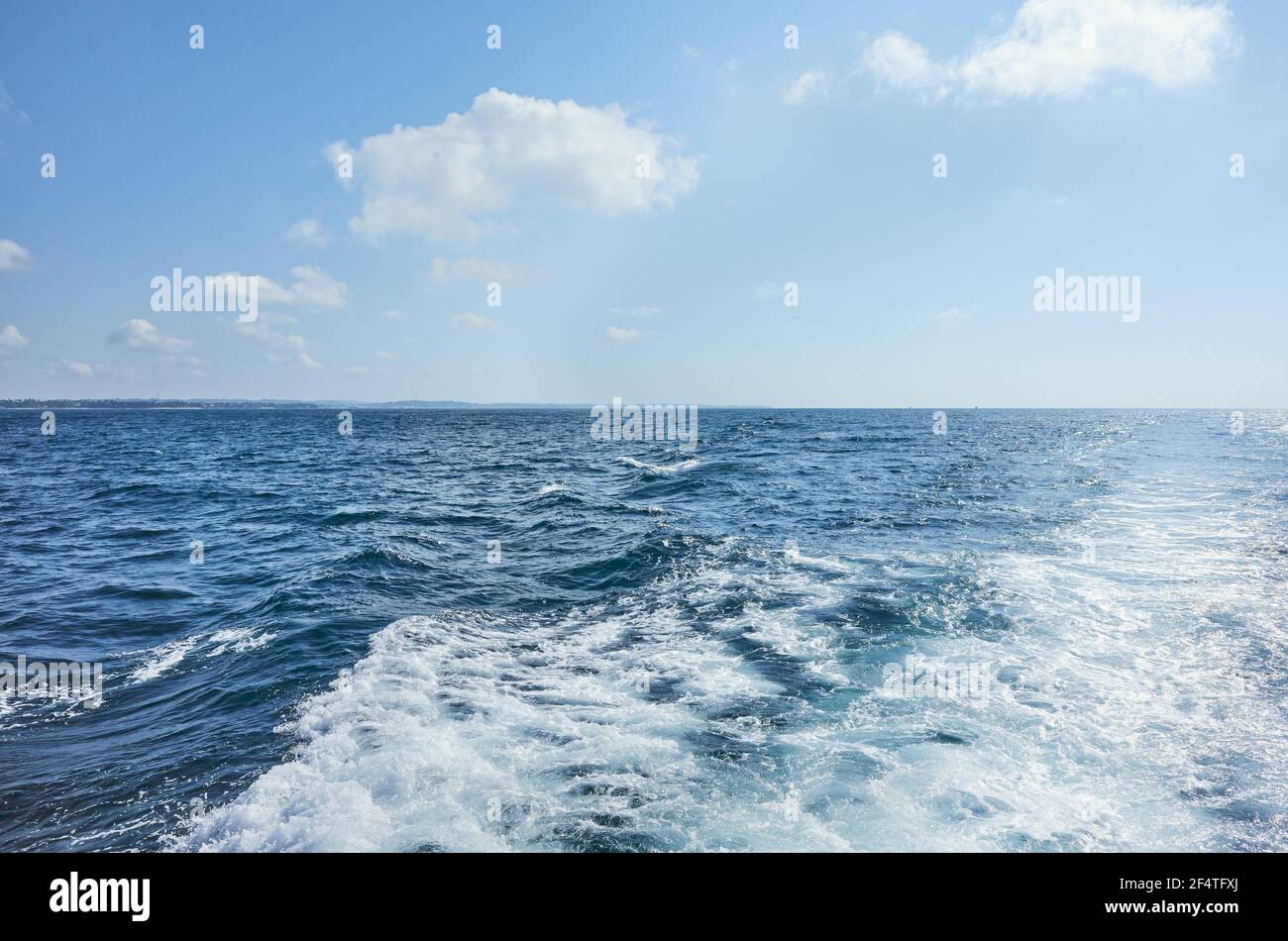 Voile sur l'océan, paysage marin lors d'une journée ensoleillée d'été. Banque D'Images