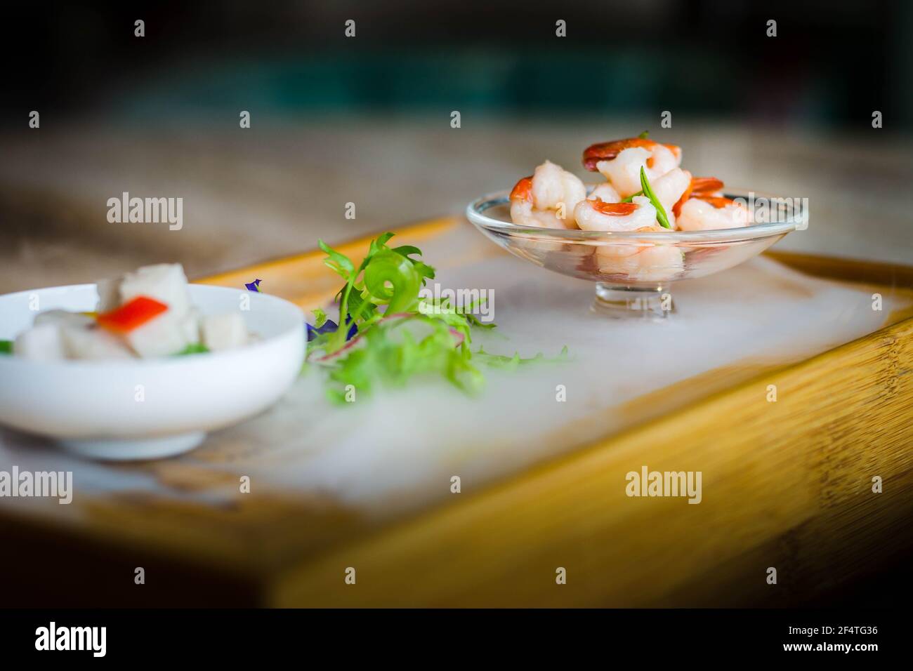 Crevettes de rivière sautées avec thé « long Jing », style traditionnel de Hangzhou. Un célèbre plat traditionnel de Hangzhou. Banque D'Images