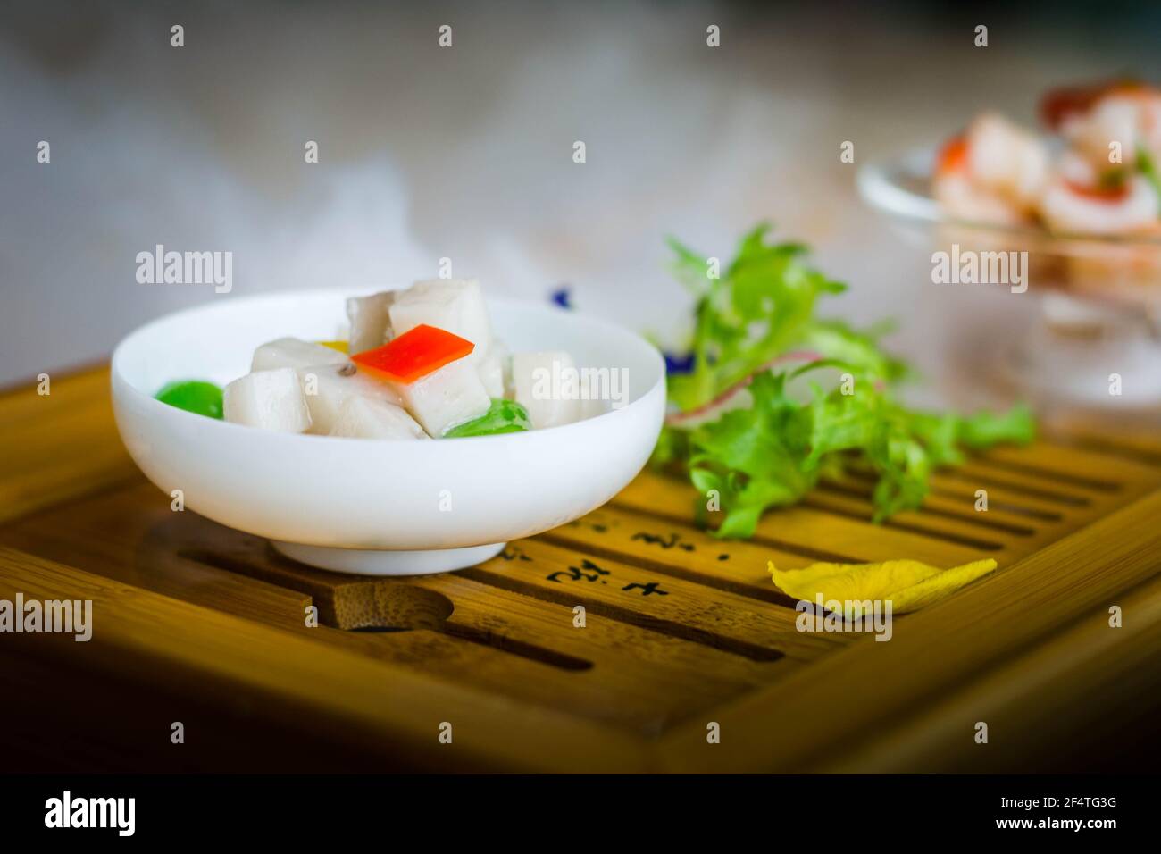 Crevettes de rivière sautées avec thé « long Jing », style traditionnel de Hangzhou. Un célèbre plat traditionnel de Hangzhou. Banque D'Images