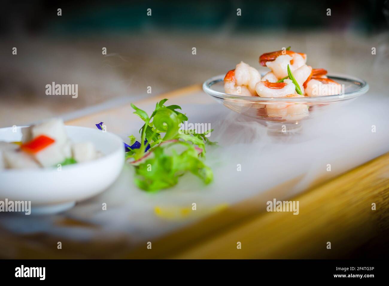 Crevettes de rivière sautées avec thé « long Jing », style traditionnel de Hangzhou. Un célèbre plat traditionnel de Hangzhou. Banque D'Images