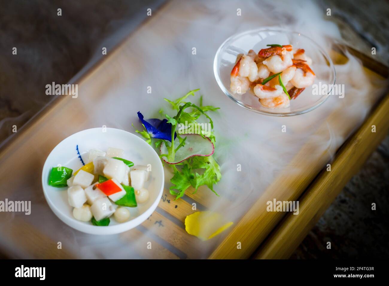 Crevettes de rivière sautées avec thé « long Jing », style traditionnel de Hangzhou. Un célèbre plat traditionnel de Hangzhou. Banque D'Images