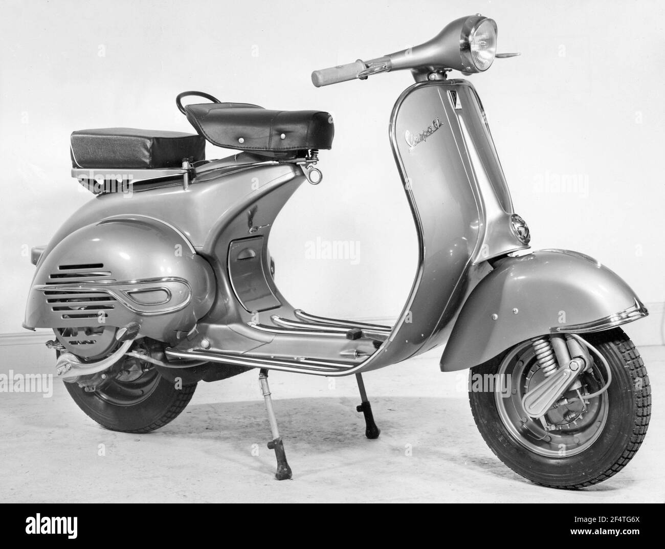 Vespa. Une marque italienne de scooter fabriqué par Piaggio. Le 23 avril 1946, Piaggio & C. S.p.A. a déposé un brevet pour "un cycle moteur avec un complexe rationnel d'organes et d'éléments avec corps combiné avec les garde-boue et le capot couvrant toutes les pièces mécaniques". Peu de temps après, la Vespa a fait sa première apparition publique. 1958 Banque D'Images