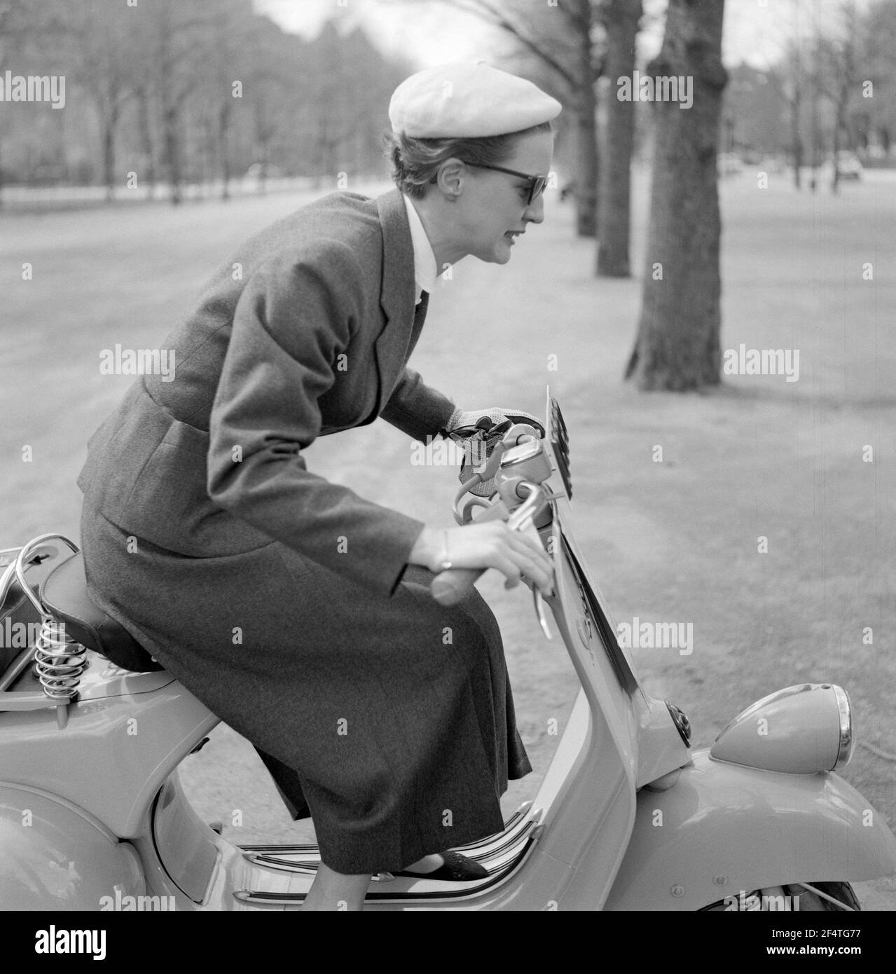 Vespa. Une marque italienne de scooter fabriqué par Piaggio. Le 23 avril 1946, Piaggio & C. S.p.A. a déposé un brevet pour "un cycle moteur avec un complexe rationnel d'organes et d'éléments avec corps combiné avec les garde-boue et le capot couvrant toutes les pièces mécaniques". Peu de temps après, la Vespa a fait sa première apparition publique. Suède 1955. Banque D'Images