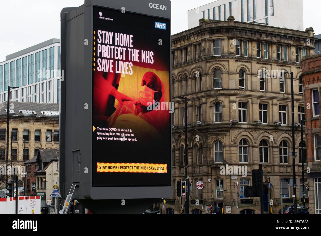 Publicité gouvernementale avec texte Stay Home, Protect the NHS, Save Lives in Manchester City Center pendant le confinement national en Angleterre. Banque D'Images