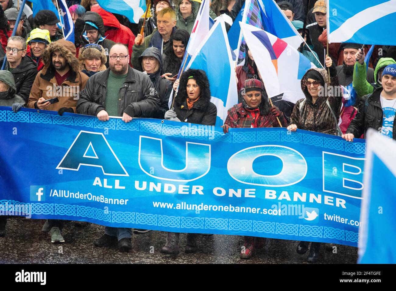 Tout sous une bannière avec Humza Yousaf à gauche le 2020 mars pour l'indépendance écossaise à Glasgow, Écosse, Royaume-Uni Banque D'Images