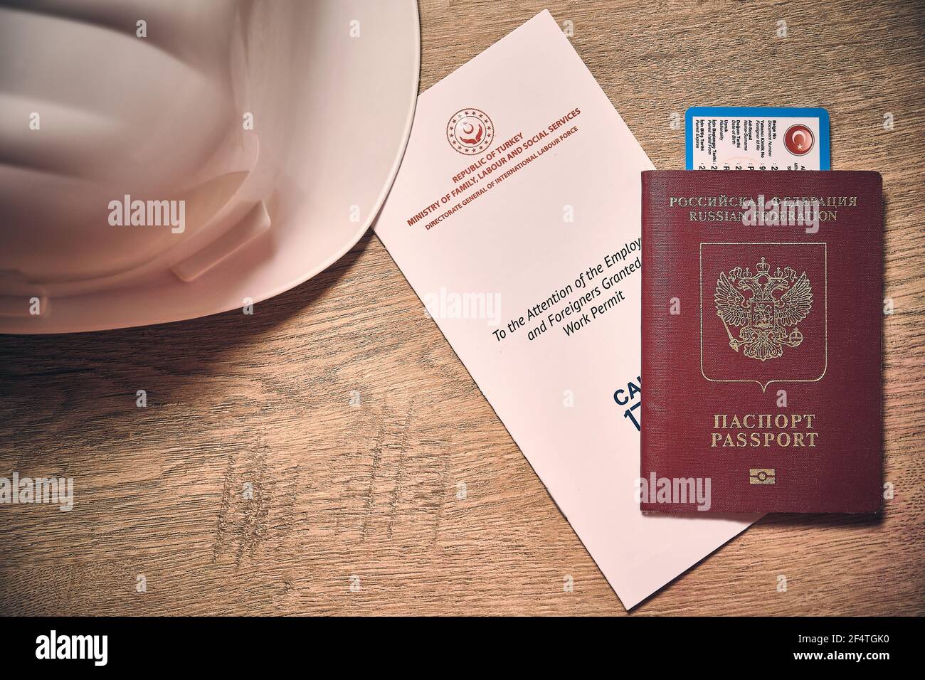 Casque blanc, passeport russe étranger et permis de travail turc Banque D'Images