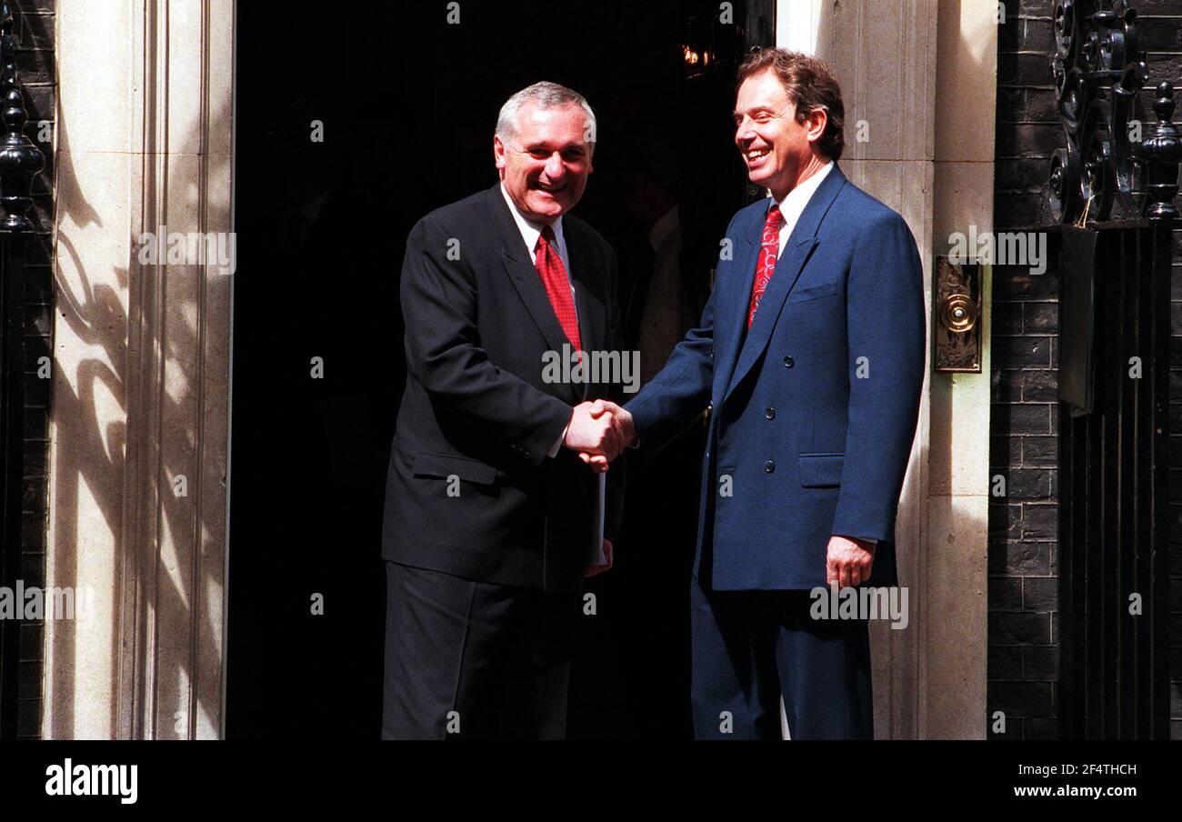 Tony Blair Premier ministre avec le Premier ministre irlandais Bertie Ahern Au n° 10 Downing Street après une réunion sur le Situation actuelle en Irlande du Nord Banque D'Images