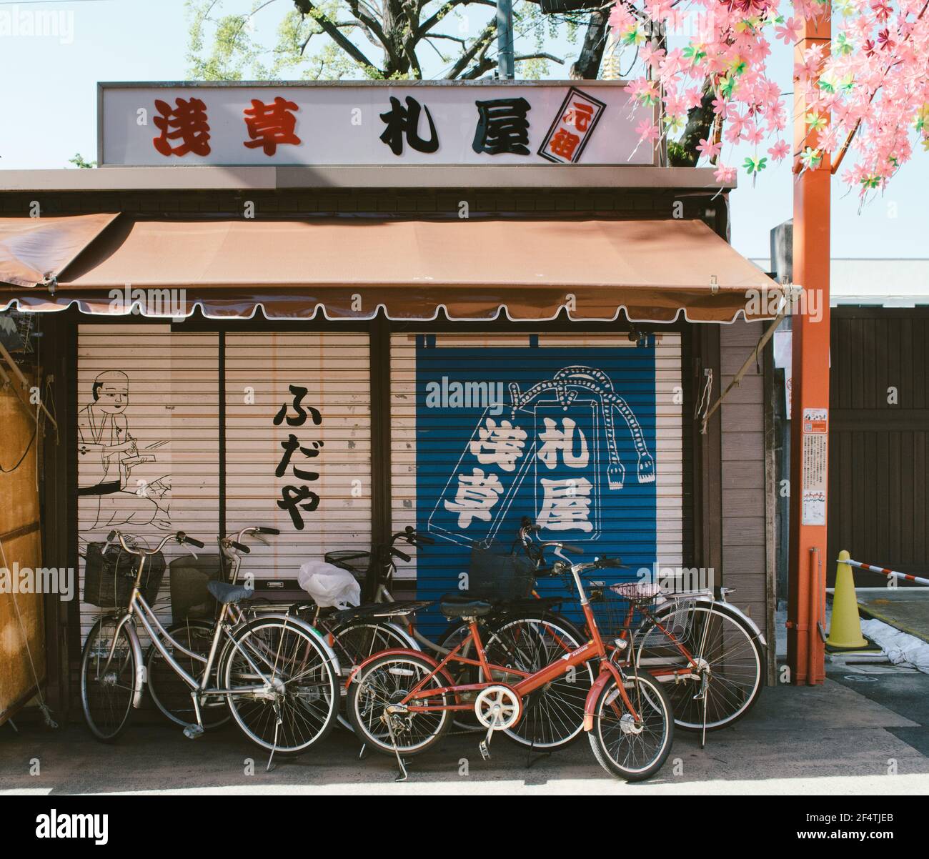 Asakusa, Tokyo, Japon - vélos garés devant le magasin fermé près de Senso-ji. Banque D'Images