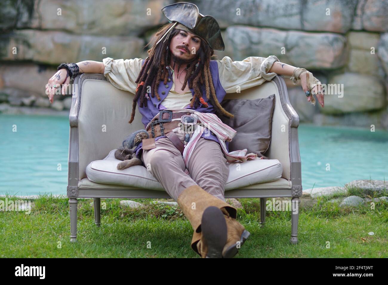 Acteur posant pour des photographes en personne cosplay « Captain Jack Sparrow » De Pirates des Caraïbes Banque D'Images