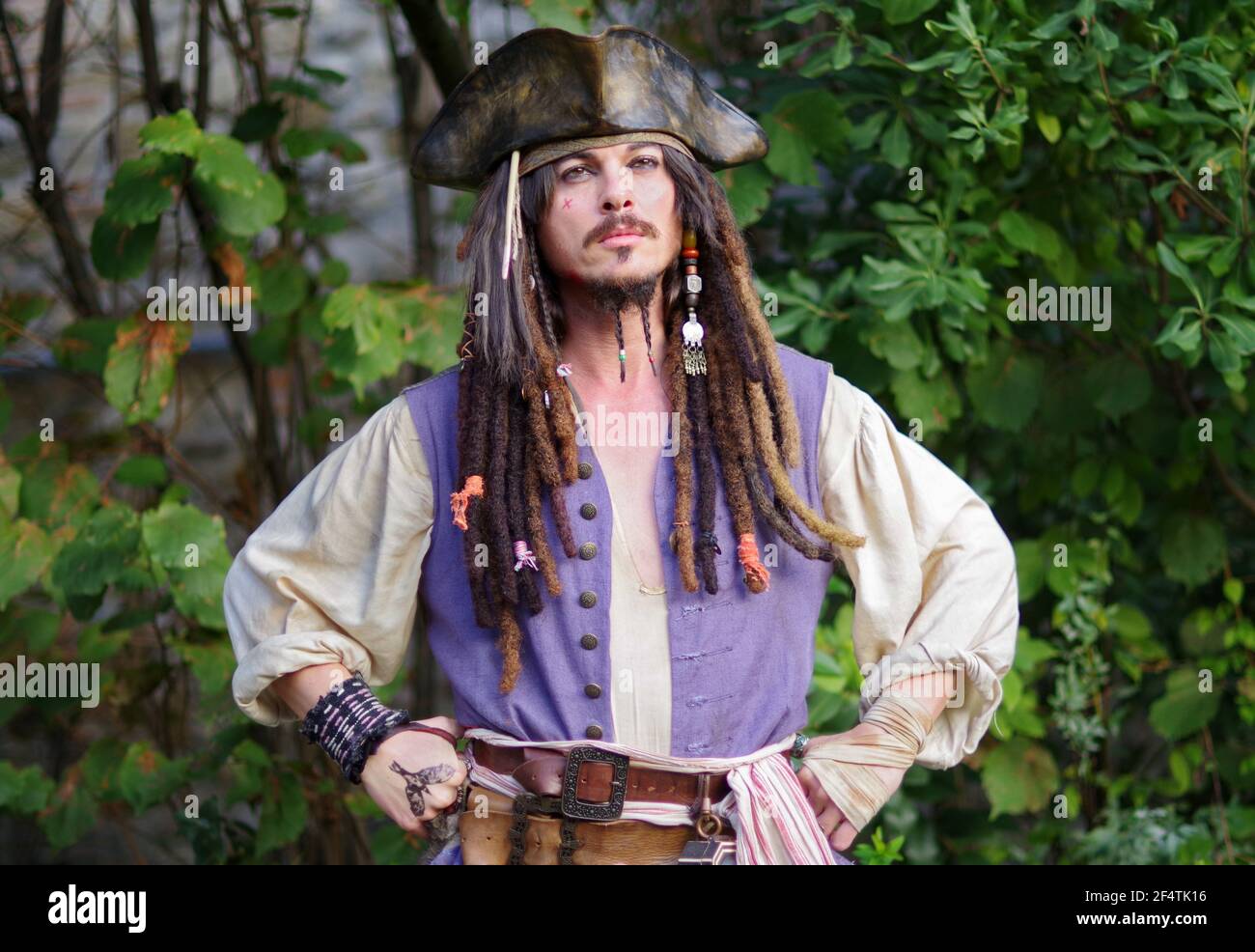 Acteur posant pour des photographes en personne cosplay « Captain Jack Sparrow » De Pirates des Caraïbes Banque D'Images