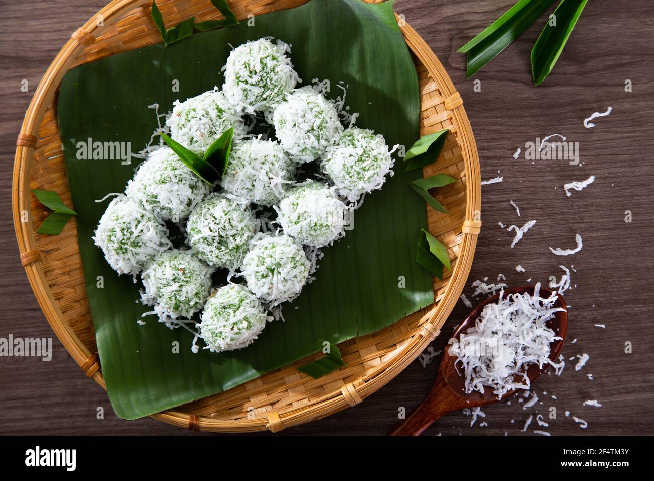 onde-onde à base de farine de riz gluante et fourrée de sucre roux recouverte de noix de coco râpée. Banque D'Images