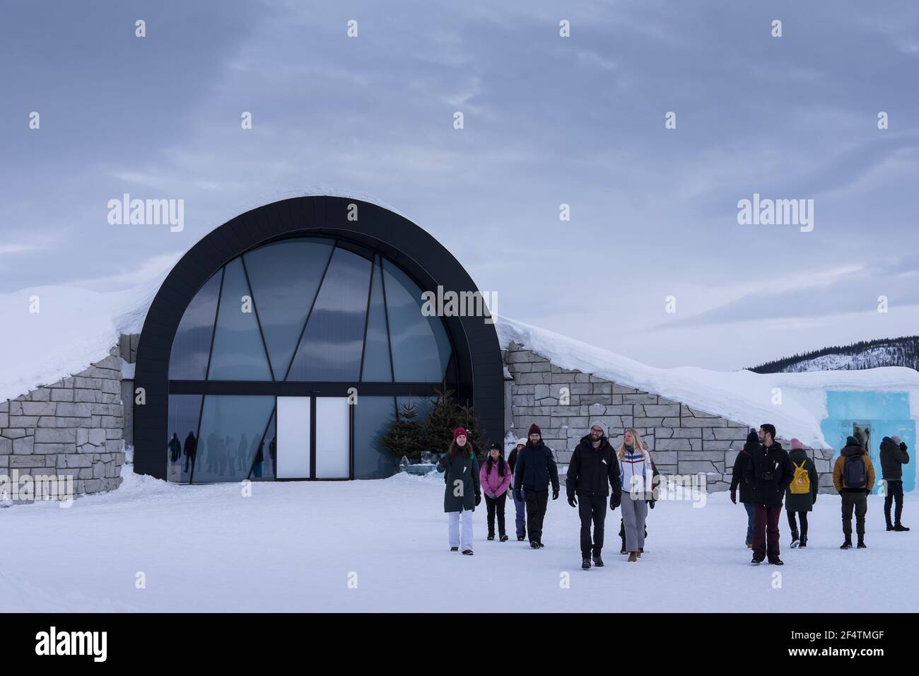 Personnes avec des vêtements d'hiver épais en quittant l'Icebar et Icehotel 365 du célèbre hôtel de glace près de Kiruna à Jukkasjarvi, Suède Banque D'Images