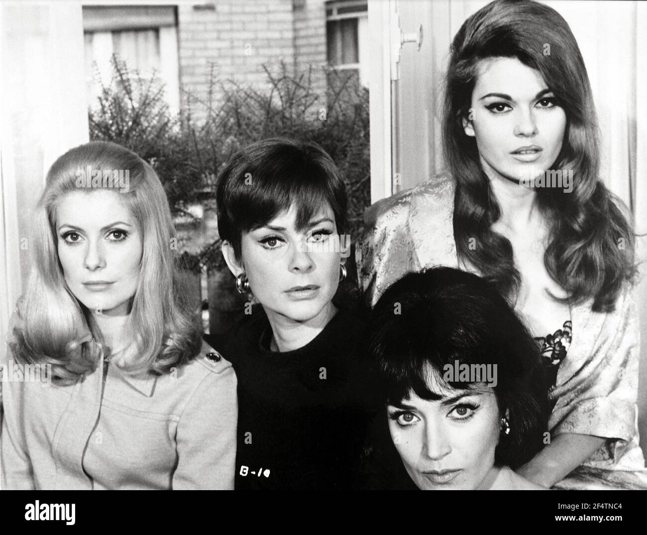 CATHERINE DENEUVE, FRANÇOISE FABIAN, GENEVIÈVE PAGE ET MARIA LATOUR À BELLE DE JOUR (1967), SOUS LA DIRECTION DE LUIS BUÑUEL. Crédit: PARIS FILM/CINQ FILM / Album Banque D'Images