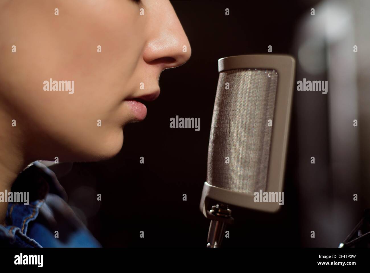 Portrait d'un chanteur l'enregistrement d'une piste dans un studio Banque D'Images