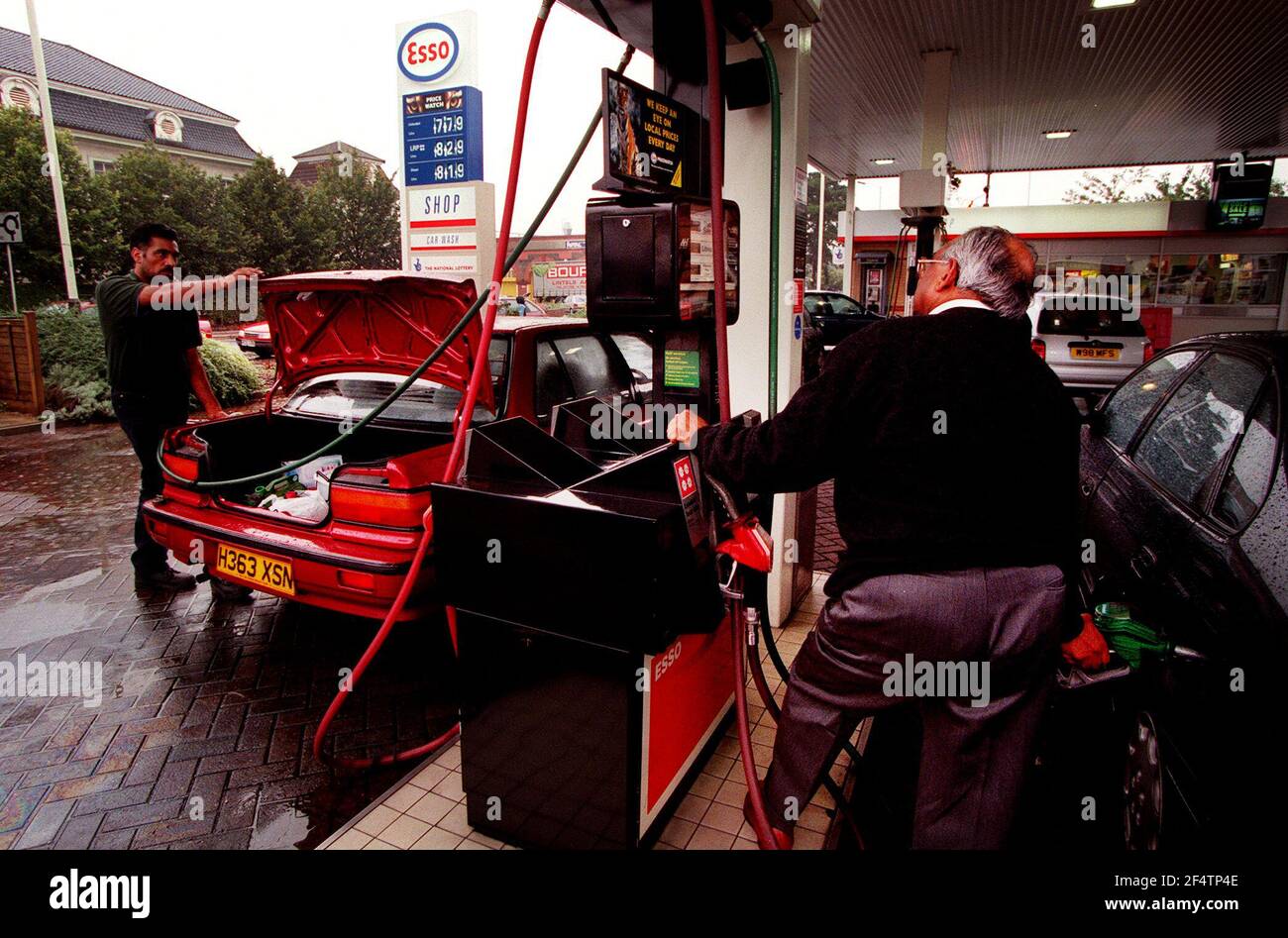 PANIQUER À ACHETER AUX POMPES DE L'OUEST DE LONDRES ALORS QUE LES PILOTES DE NAVIRES-CITERNES FRAPPENT À DOUVRES. PHOTOGRAPHIE DE MARK CHILVERS. 19/9/00 Banque D'Images