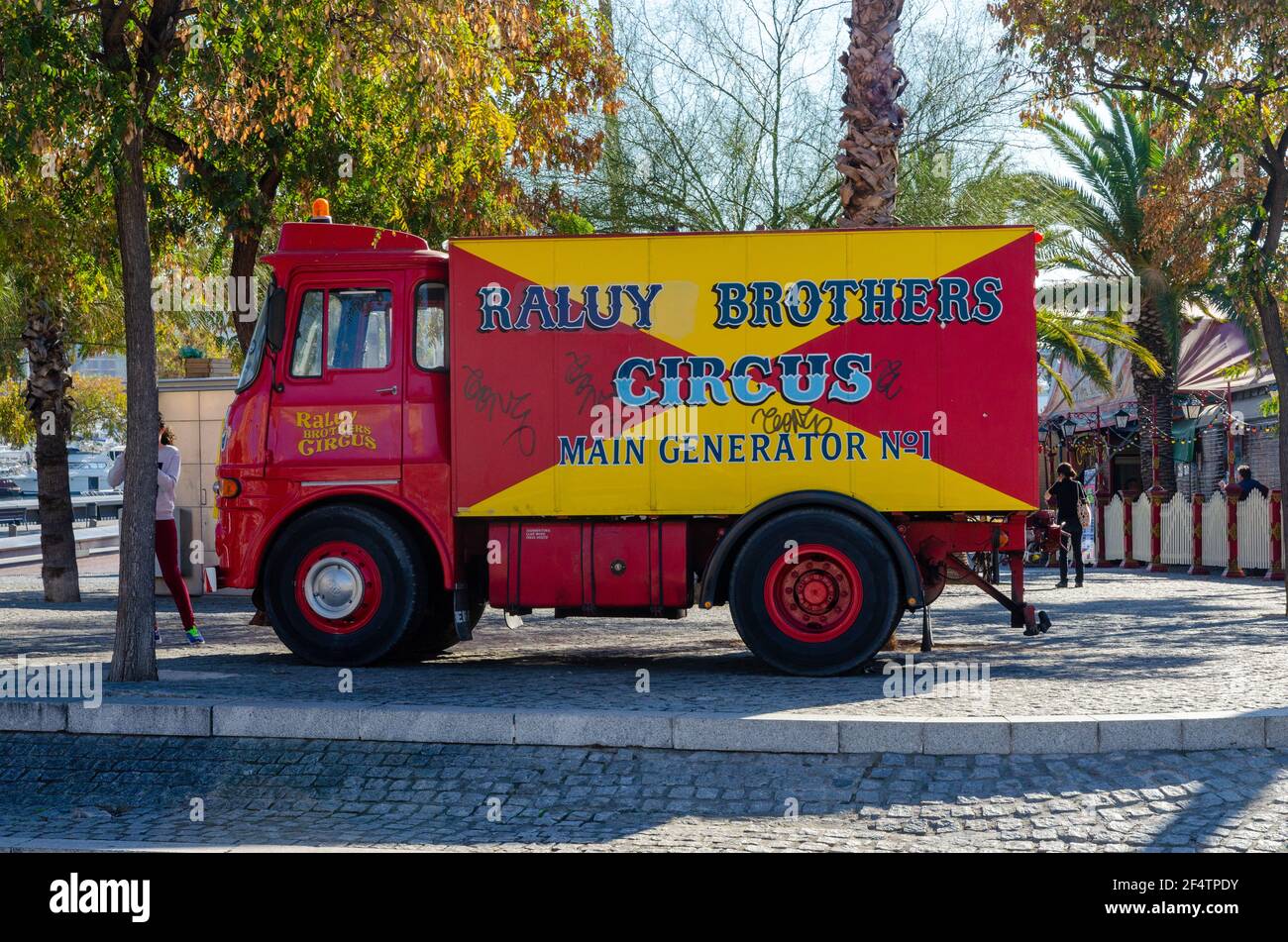 Remorque officielle de camion de cirque des frères Raluy dans le centre de Barcelone, en Espagne. Banque D'Images