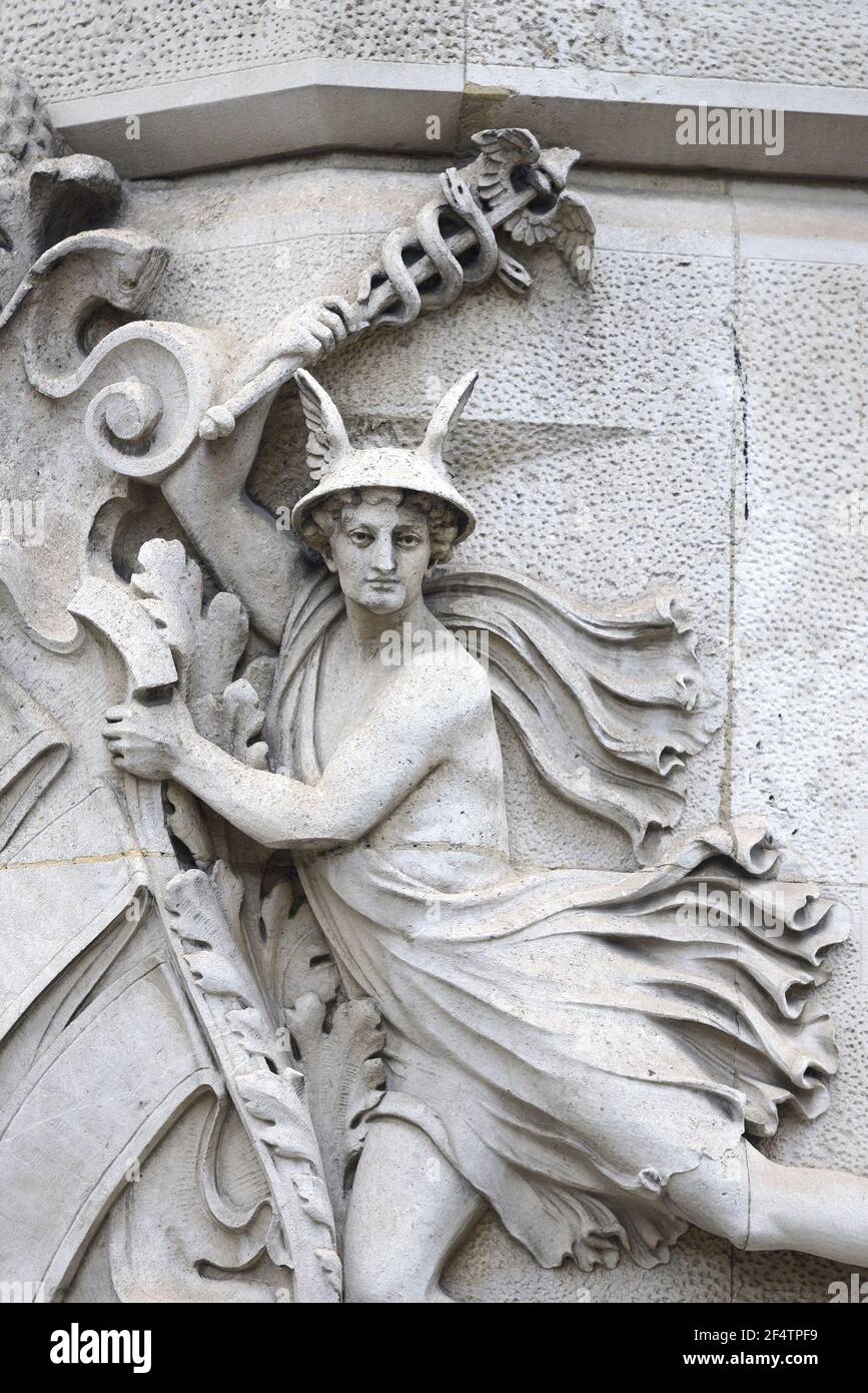 Londres, Angleterre, Royaume-Uni. Relief de pierre carvin dans Temple Avenue EC4: Mercury - le Messager ailé. Aussi Dieu romain de gain financier, commerce, éloquence, Banque D'Images