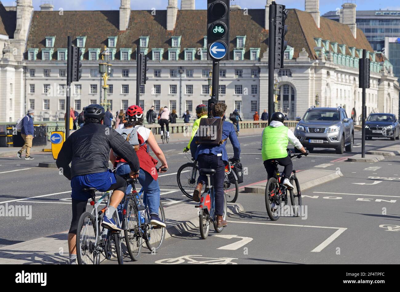 Londres, Angleterre, Royaume-Uni. Cyclistes sur le pont de Westminster Banque D'Images