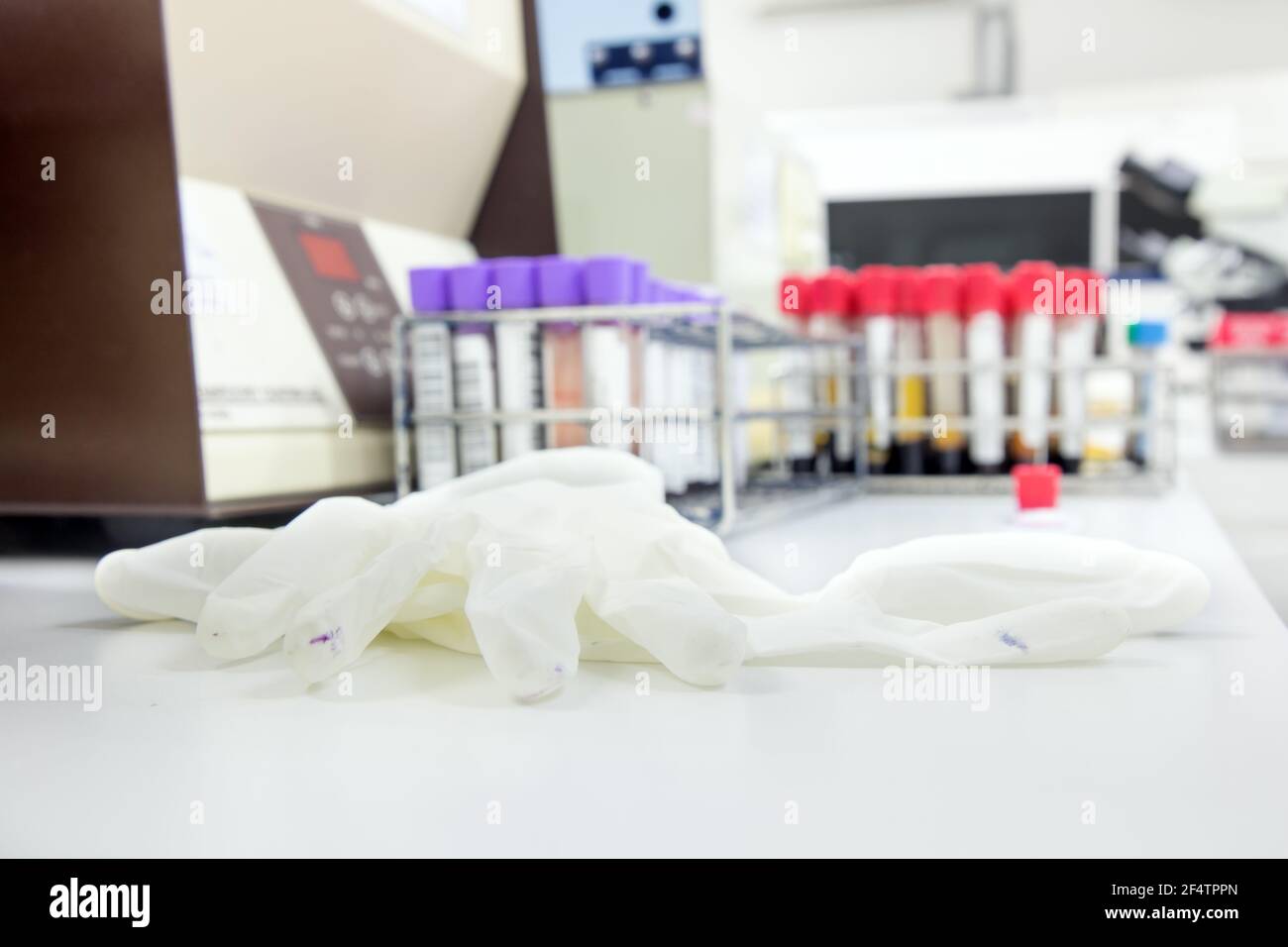 Les gants utilisés posés sur une table dans le laboratoire. Banque D'Images