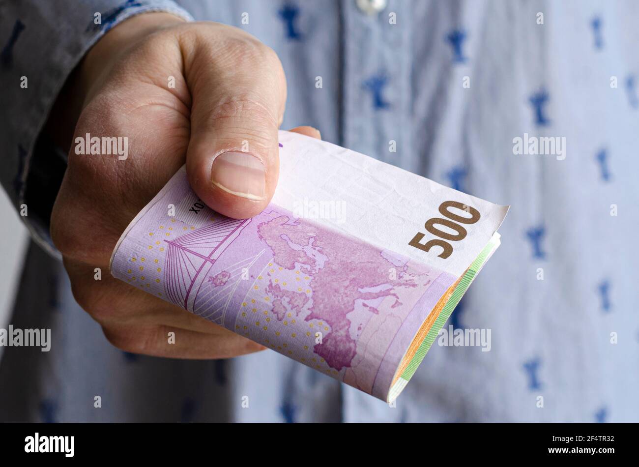 L'homme tient de l'argent entre ses mains. Espèces en euros pour paiement ou échange. Les hommes comptent le salaire en billets en euros. Économiser de l'argent, retrait dépôt bancaire Banque D'Images