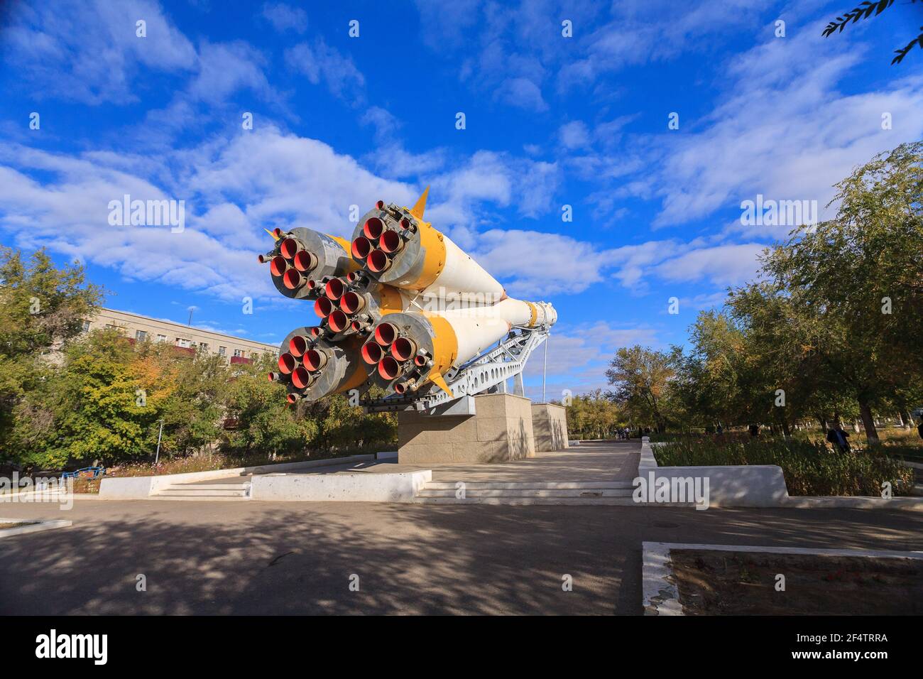Vaisseau spatial 'SOYUZ' sur le piédestal de la ville de Baikonour. Banque D'Images