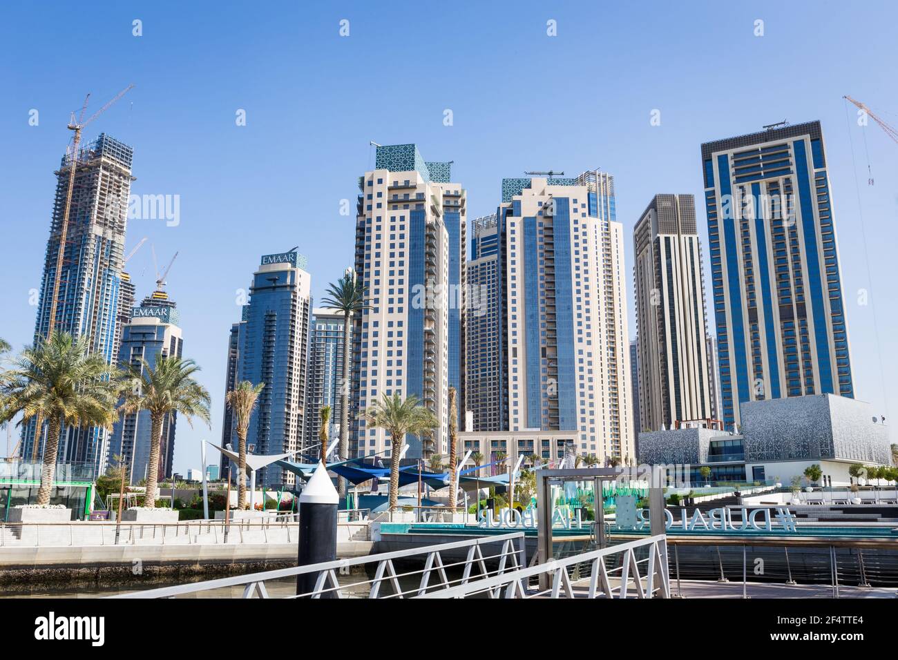 Dubaï, Émirats arabes Unis, 22.02.2021. Promenade du port de plaisance de Dubai Creek, avec gratte-ciel du port de Dubai Creek en arrière-plan. Banque D'Images