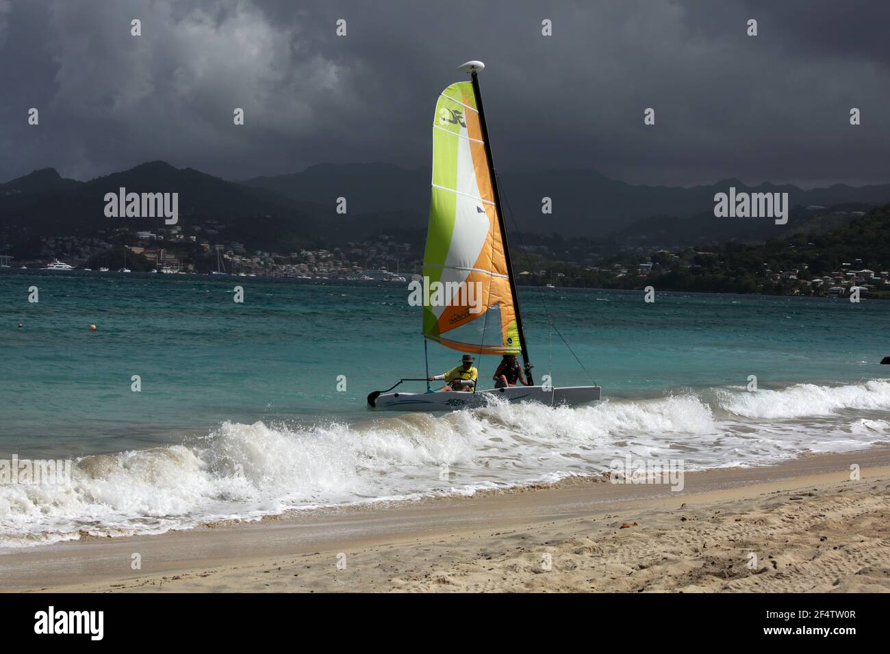 Grande Anse Beach Grenade hommes voile sur Catamaran Banque D'Images