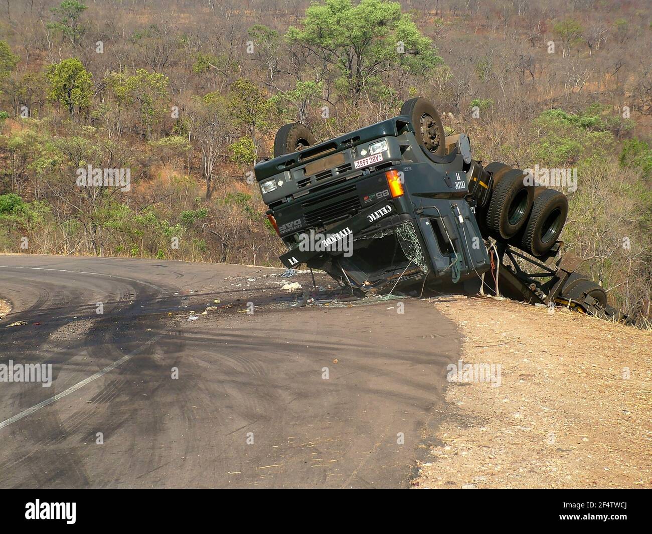 21 octobre 2005 un camion et une remorque rentournés sur une tache noire d'accident infaneuse sur la route de Livingstone en Zambie, Afrique australe Banque D'Images 21 octobre 2005 un camion et une remorque rentournés sur une tache noire d'accident infaneuse sur la route de Livingstone en Zambie, Afrique australe Banque D'Images