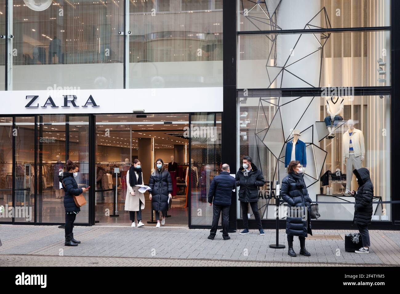 Corona Lockdown, 18 mars. 2021. Magasin de mode Zara dans la rue  commerçante Schildergasse, les clients attendent de récupérer les  marchandises qu'ils ont commandées en ligne Photo Stock - Alamy