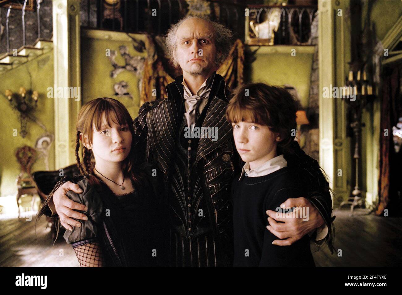 JIM CARREY, EMILY BROWNING ET LIAM AIKEN DANS LEMONY SNICKET A SERIES OF MALHEUREUX EVENTS (2004), DIRIGÉ PAR BRAD SILBERLING. Credit: PARAMOUNT PHOTOS / DUHAMEL, FRANÇOIS / Album Banque D'Images