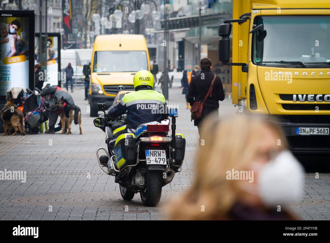 Corona Lockdown, 18 mars. 2021. Policier en moto en patrouille dans la rue commerçante Schildergasse, Cologne, Allemagne. Corona Lockdown, 18. Maerz 2 Banque D'Images