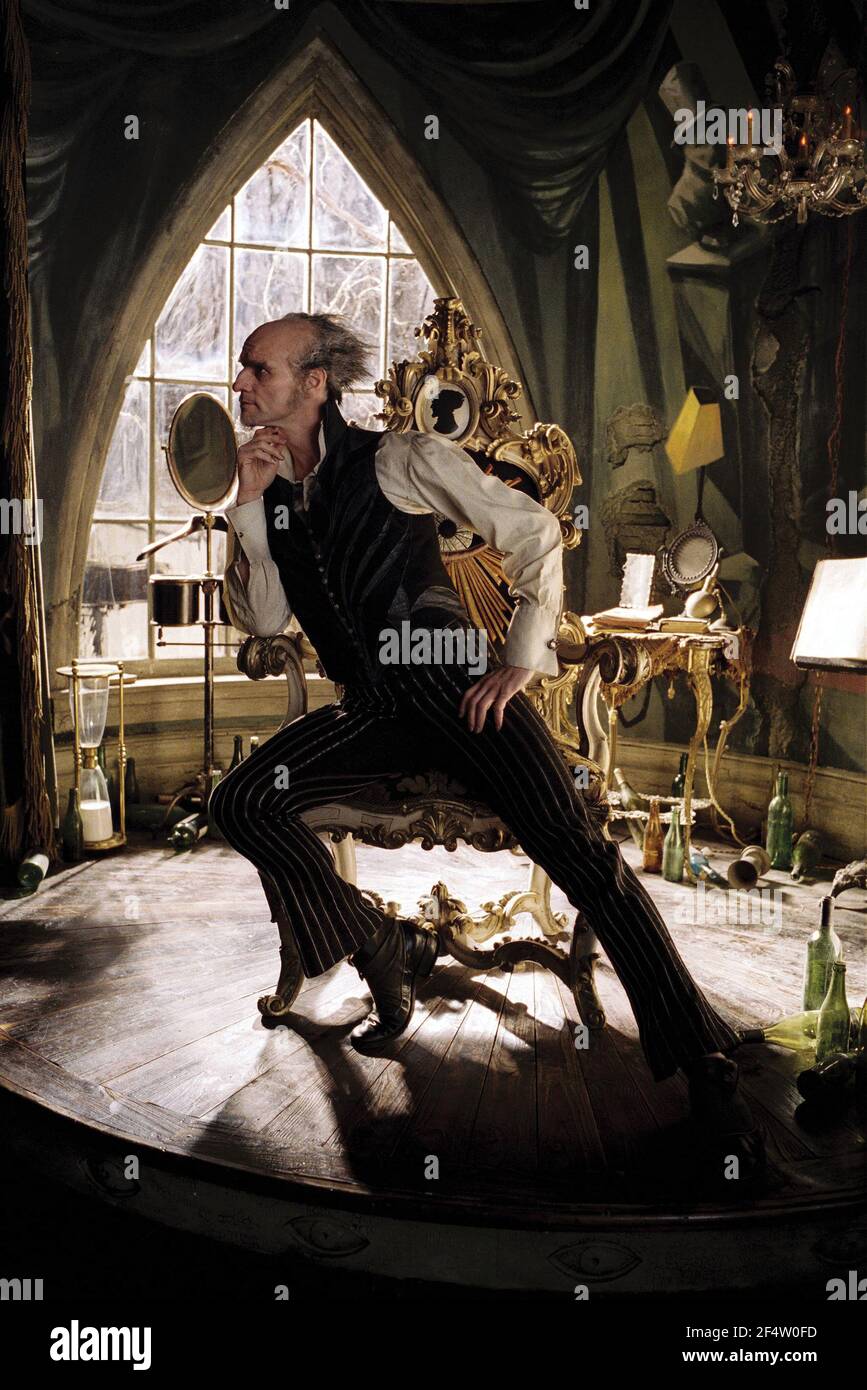 JIM CARREY DANS LA SÉRIE D'ÉVÉNEMENTS MALHEUREUX DE LEMONY SNICKET (2004), DIRIGÉ PAR BRAD SILBERLING. Credit: PARAMOUNT PHOTOS / DUHAMEL, FRANÇOIS / Album Banque D'Images