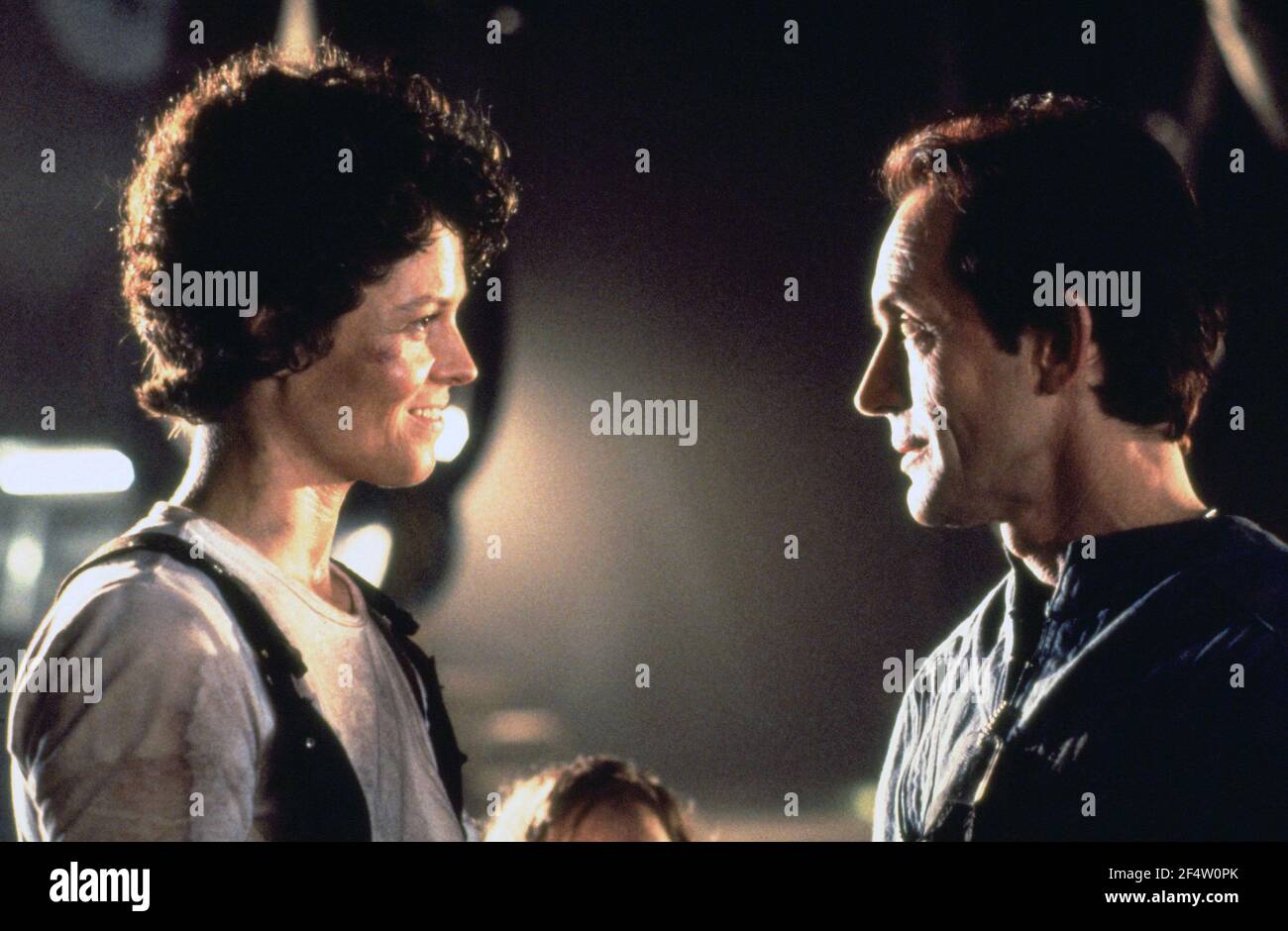 LANCE HENRIKSEN et SIGOURNEY WEAVER in ALIENS (1986), sous la direction DE JAMES CAMERON. Crédit : FOX / Album DU XXE SIÈCLE Banque D'Images